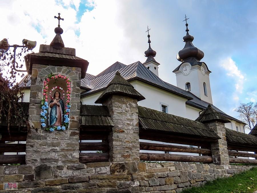 Kapliczka na murze kościelnym