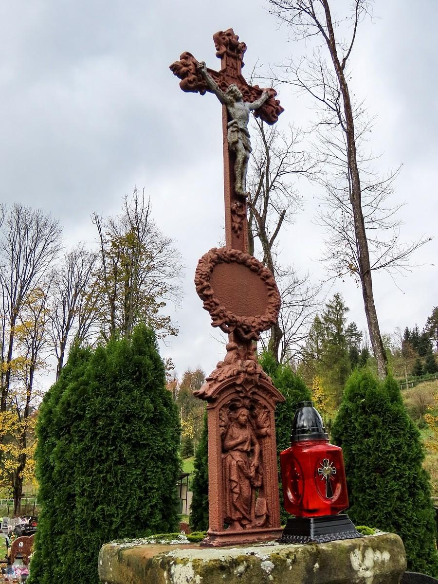 Żeliwny krzyż pamiątka dawnych czasów