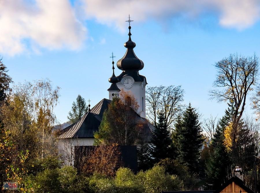 Widok na kościół w Jaworkach spod Bacówki