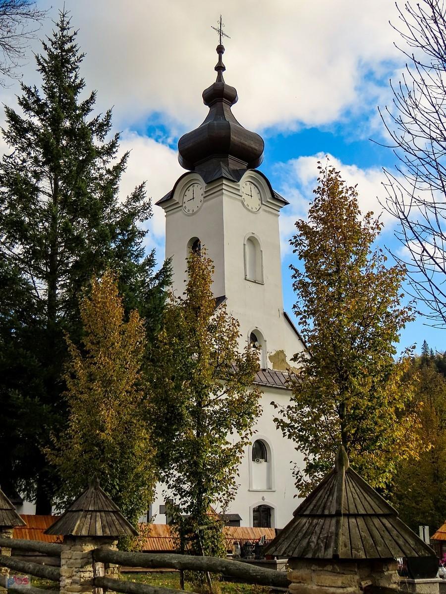 Zegary na wieży są namalowane