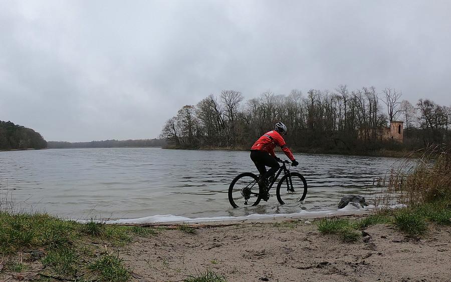 Moczenie kół MTB przy Wyspie Zamkowej