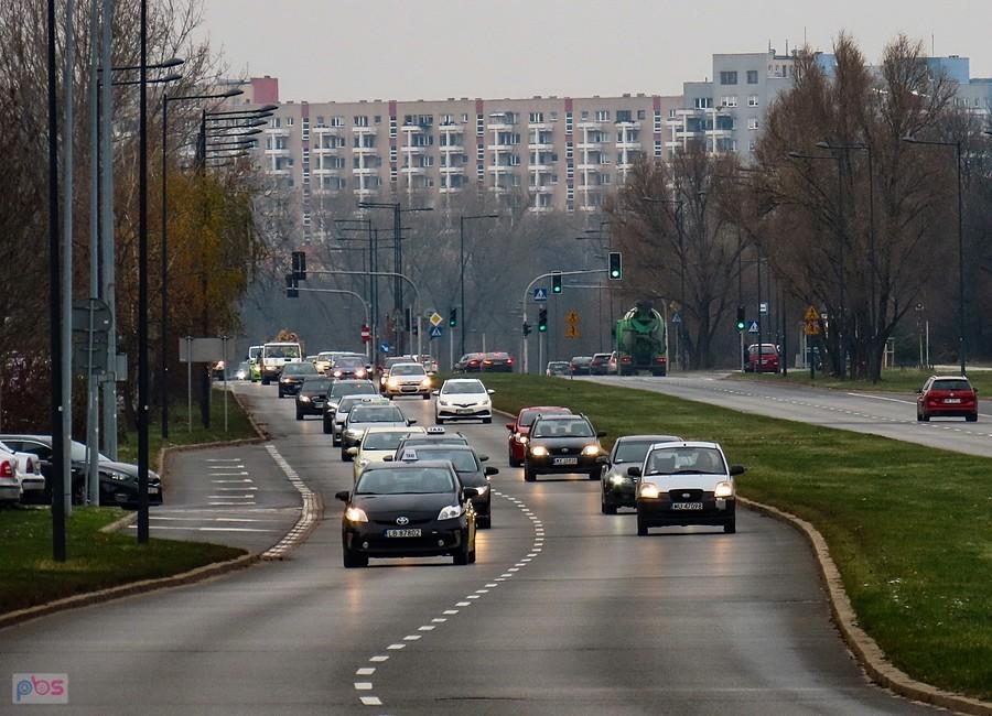 Aleja Jana Rodowicza „Anody” , w głębi bloki Służew nad Dolinką