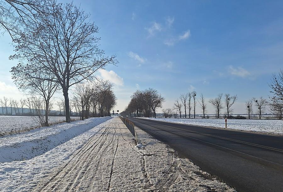 Lodowa droga, obok zwykły asfalt, na który zjechałem
