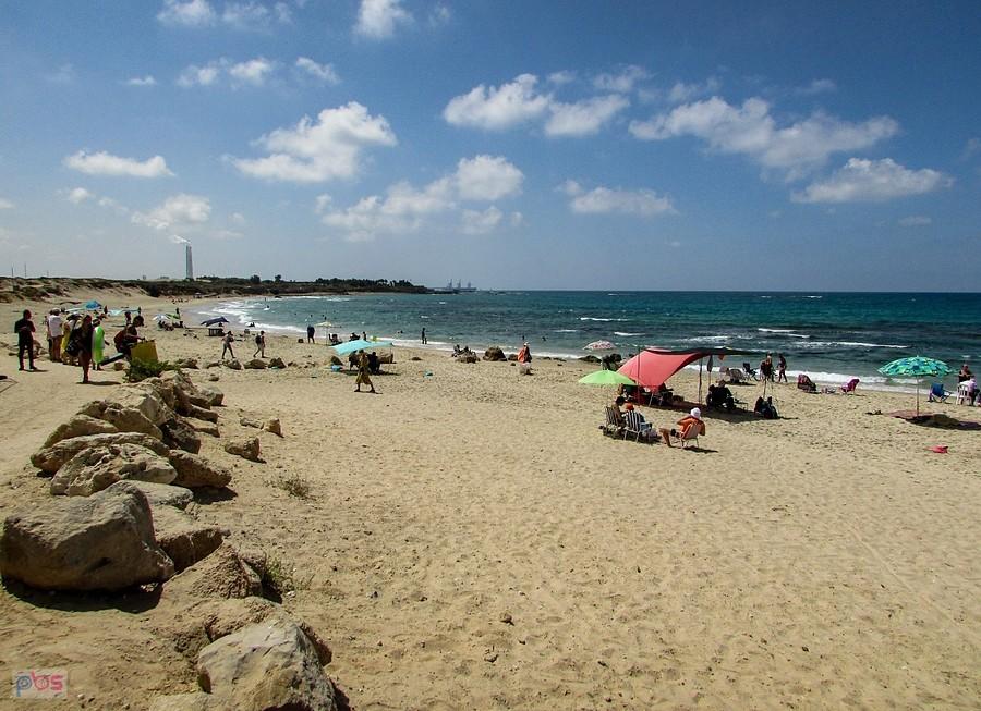 Plaża i kominy Orot Rabin