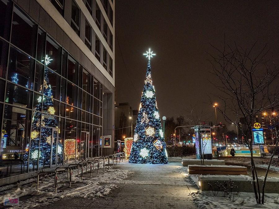 Choinka przed ursynowskim UD