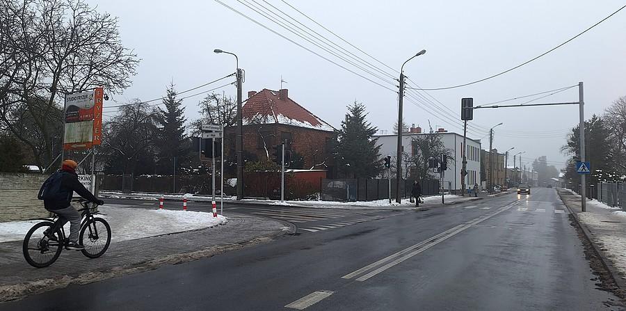 Po co zgodnie z przepisami i bezpieczniej, skoro można chodnikiem i po lodzie?