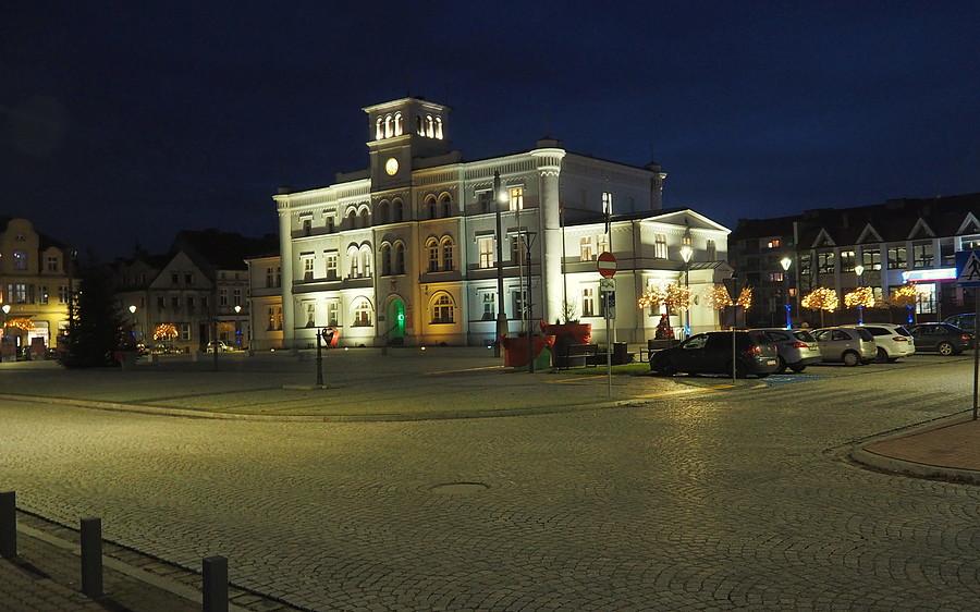 Skwierzyński ratusz o zmroku