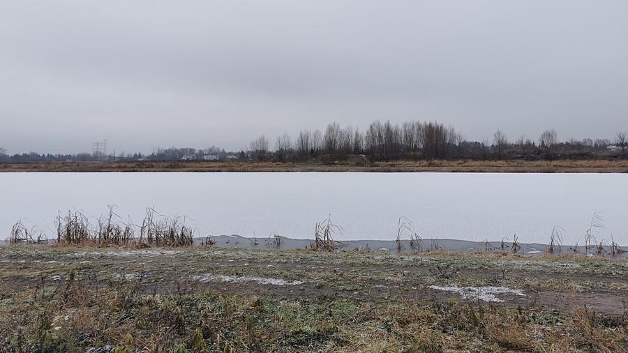 Staw pod śniegiem