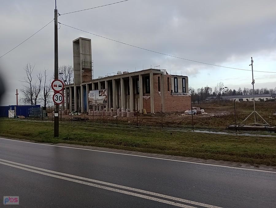 Budowa kościoła w Szeligach. Dobrze, że jest tablica informacyjna, bo nigdy bym się nie domyśliła, co tu będzie