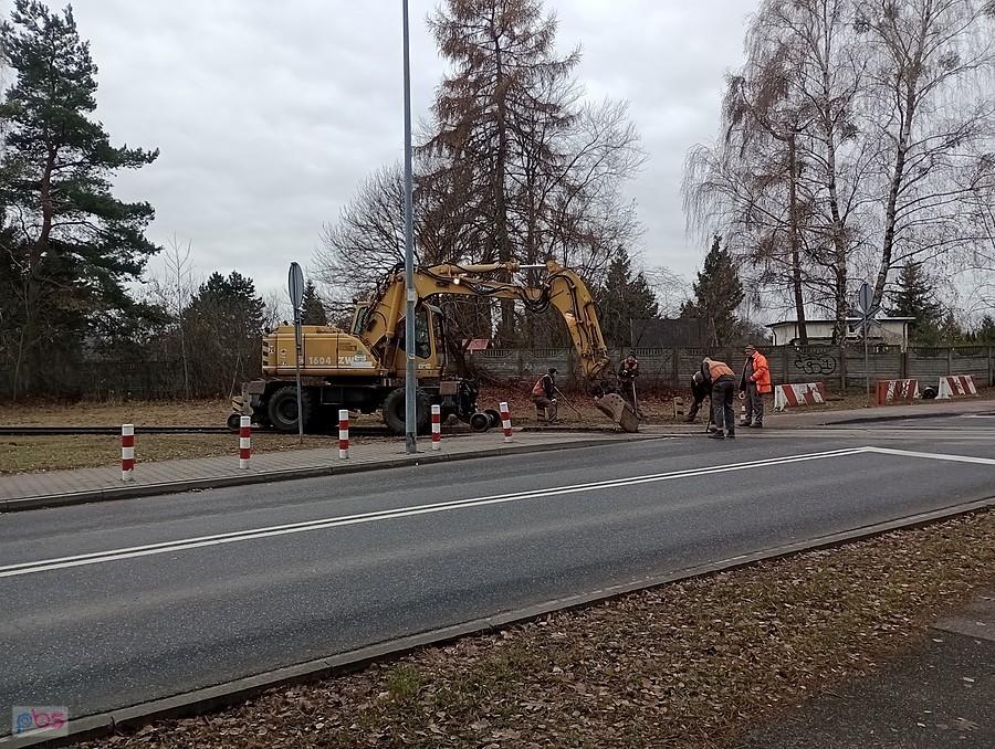 Wymiana asfaltu, a właściwie betonu na przejeździe kolejowym przez Kocjana