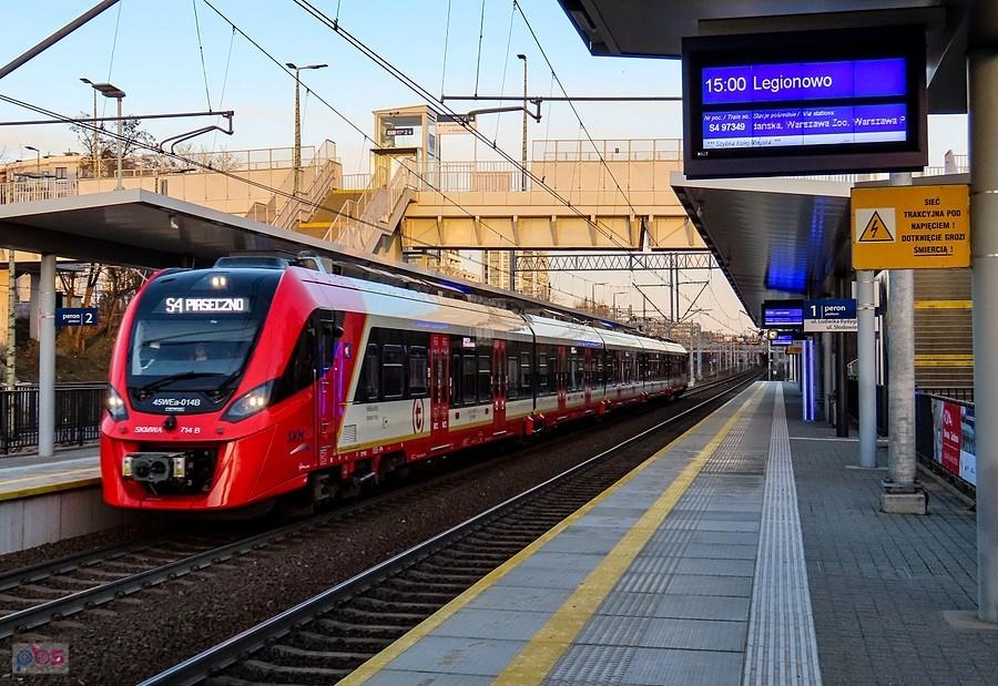 SKM-ka wjeżdża na przystanek Warszawa Powązki