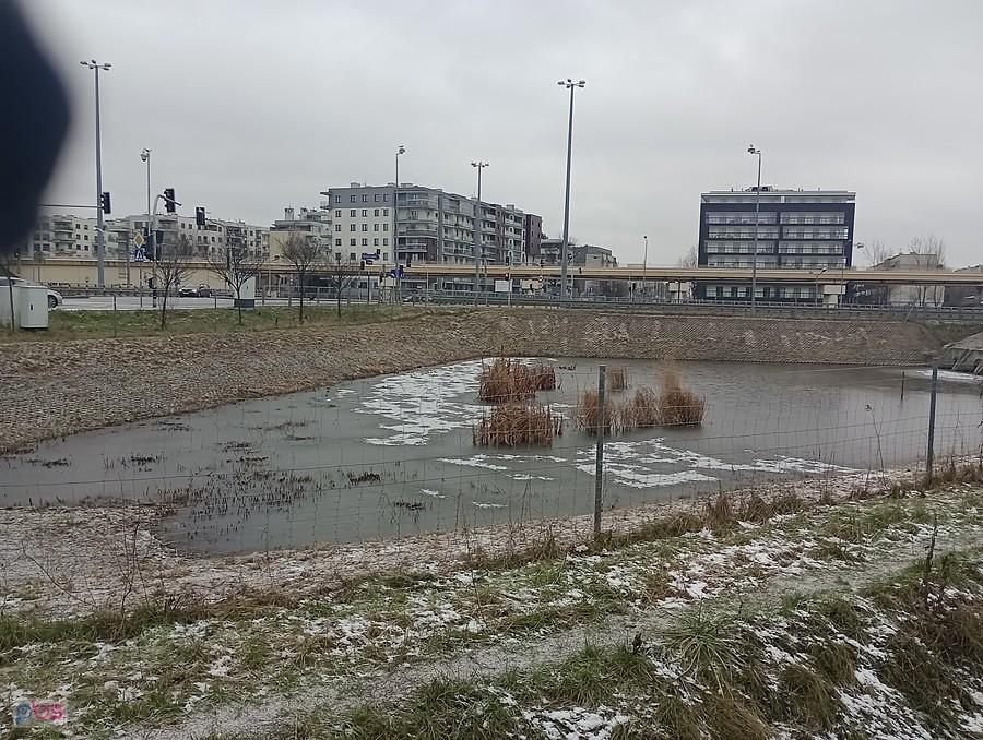 Zamarznięty zbiornik odpływowy z S8. Przypomina staw:)