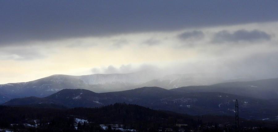 Panorama zamglonych Karkonoszy