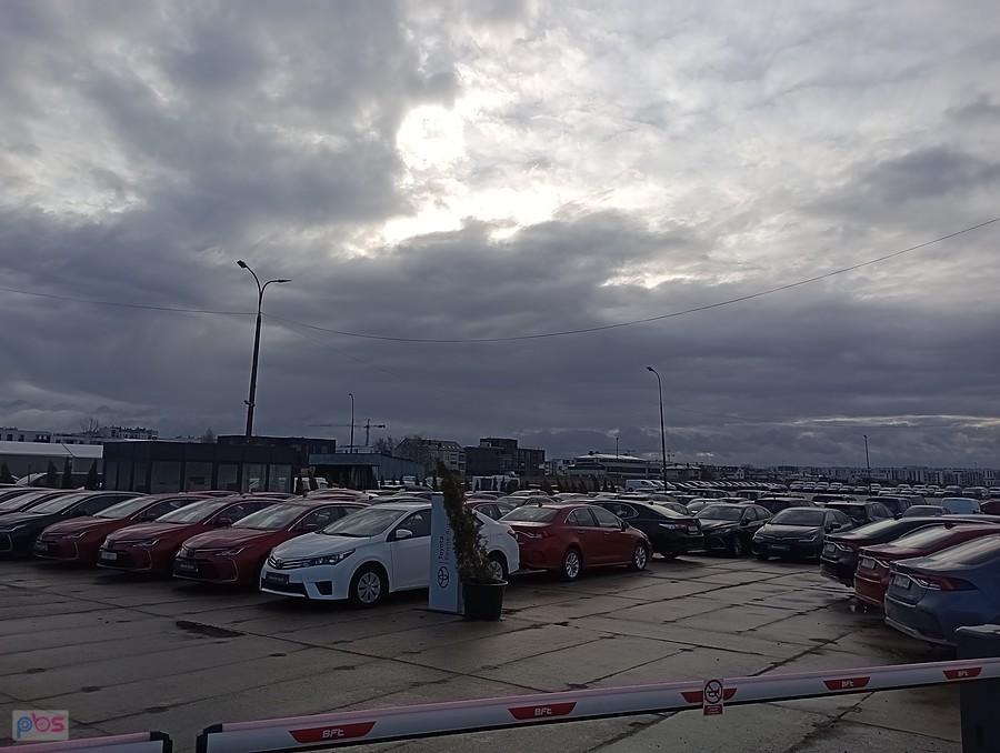 Słońce walczy z chmurami