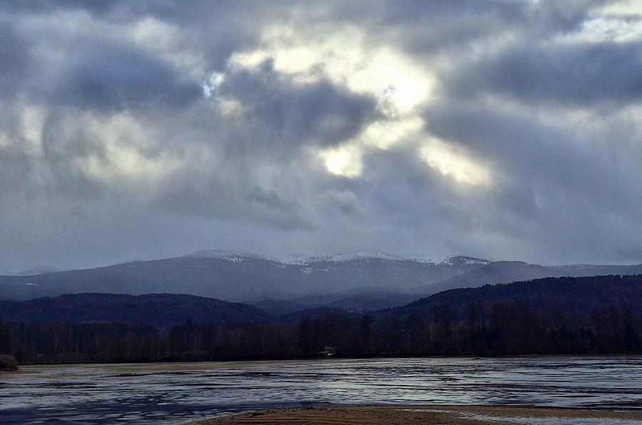 Pochmurny kosmos nad stawami