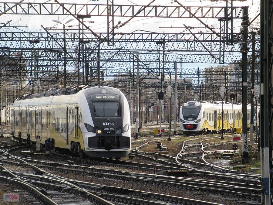 Pesa Elf2 48Wec-044 podstawia się na peron 6 stacji Wrocław Główny, w tle Impuls 31We-024