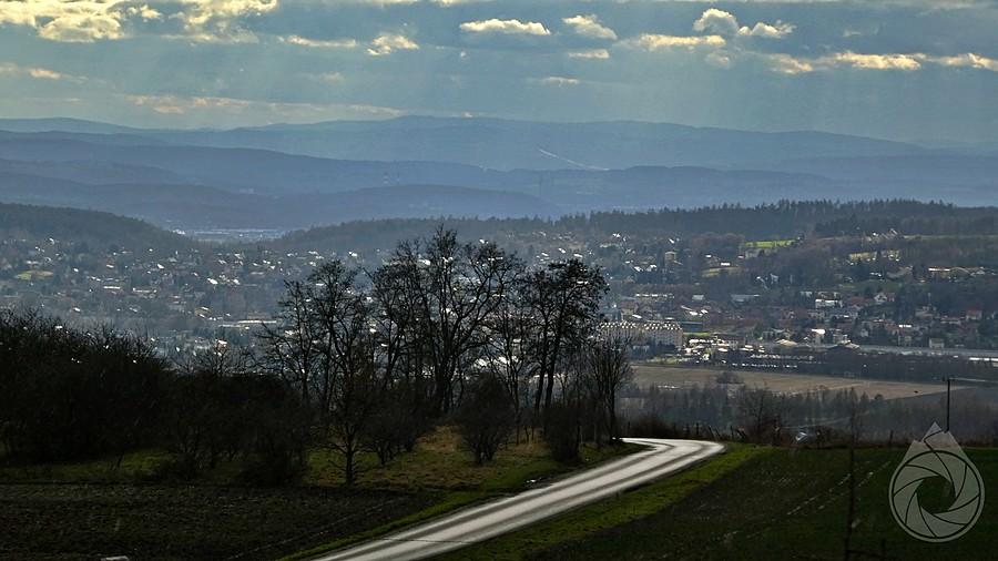 zjazd do Bolechowic z górami w tle