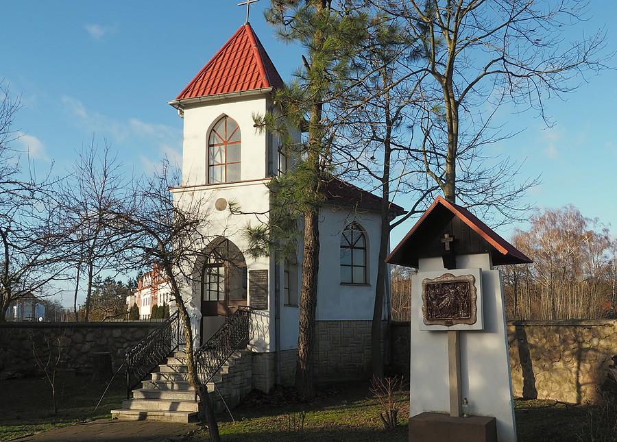 Jedna z kaplic w ogrodach sanktuarium