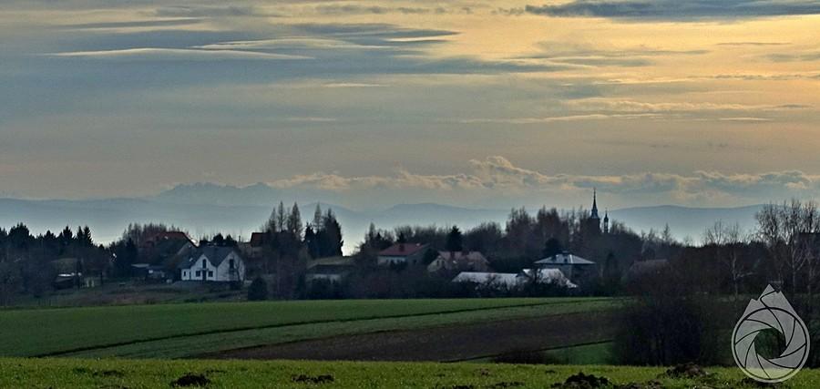 kościół w Maszycach i Tatry w tle