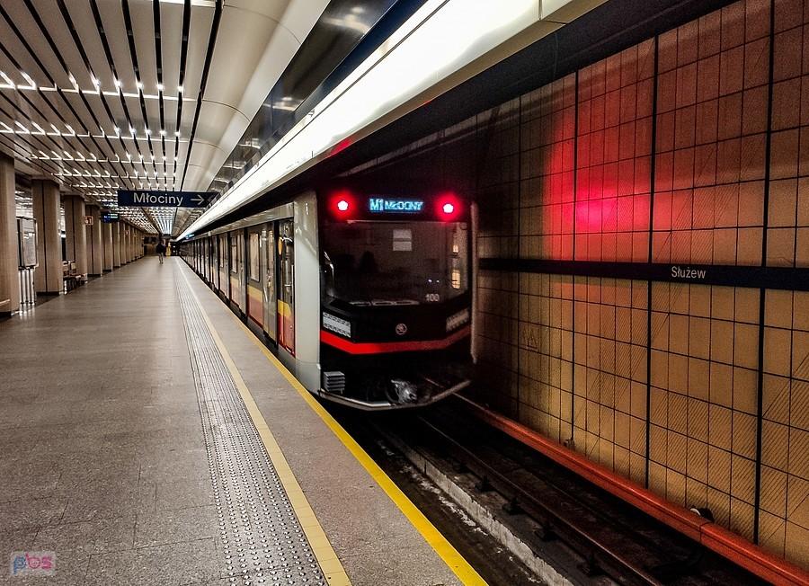 Skoda odjeżdża ze stacji Metro Służew