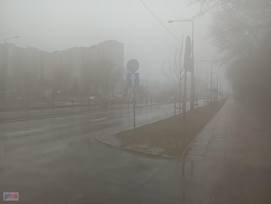 Powstańców Śląskich w deszczu i mgle. Do tego aparat zaparował z nadmiaru wilgoci