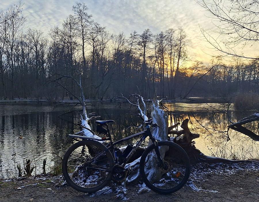 Rowerówka z Dębiny przy zachodzącym słońcu