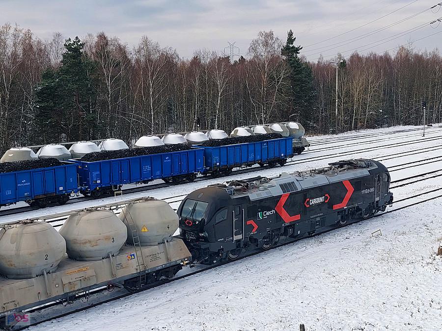 111Ed-060 ze składem sody jedzie torem wagowym - 30.11.2023.