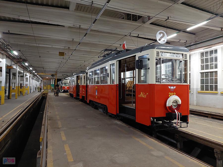 10.11.2023. Zabytkowe częstochowskie tramwaje udekorowane dzień przed wyjazdem z okazji Święta Niepodległości