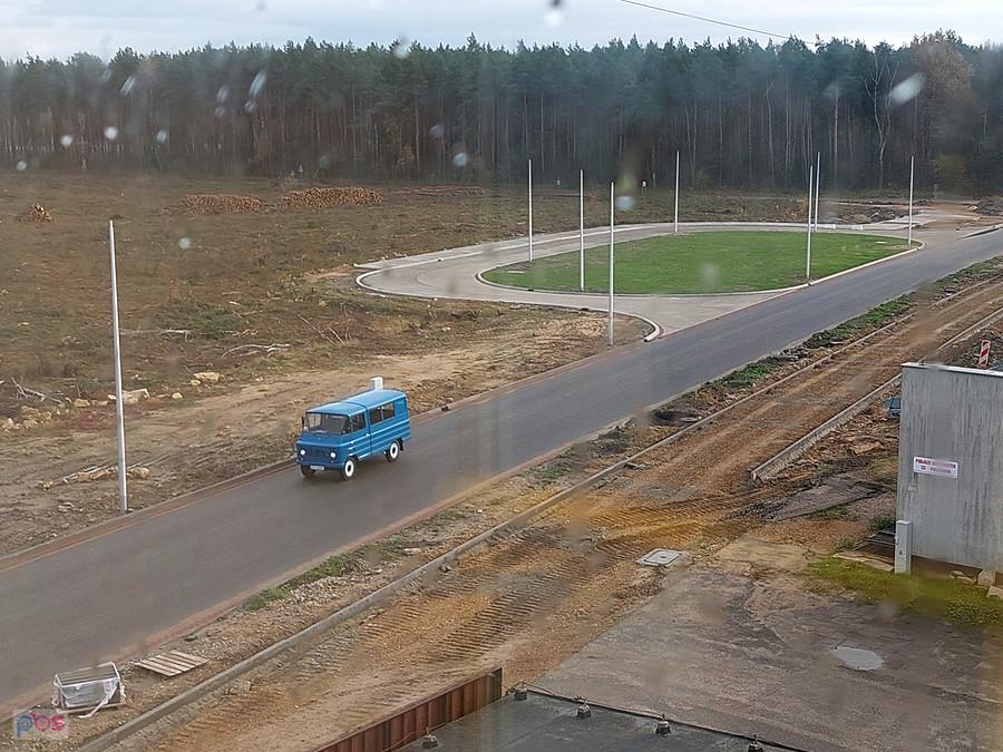 Klasyk na modernizowanej ul. Korfantego w Częstochowie, w tle pozostałości lasu...14.11.2023.