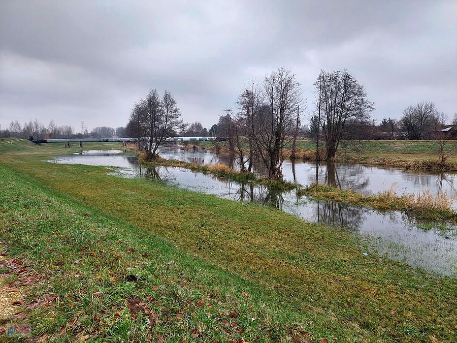 Warta na skraju miejscowości Słowik - niedługo w tej okolicy przebiegnie nad nią obwodnica ul Bugajskiej