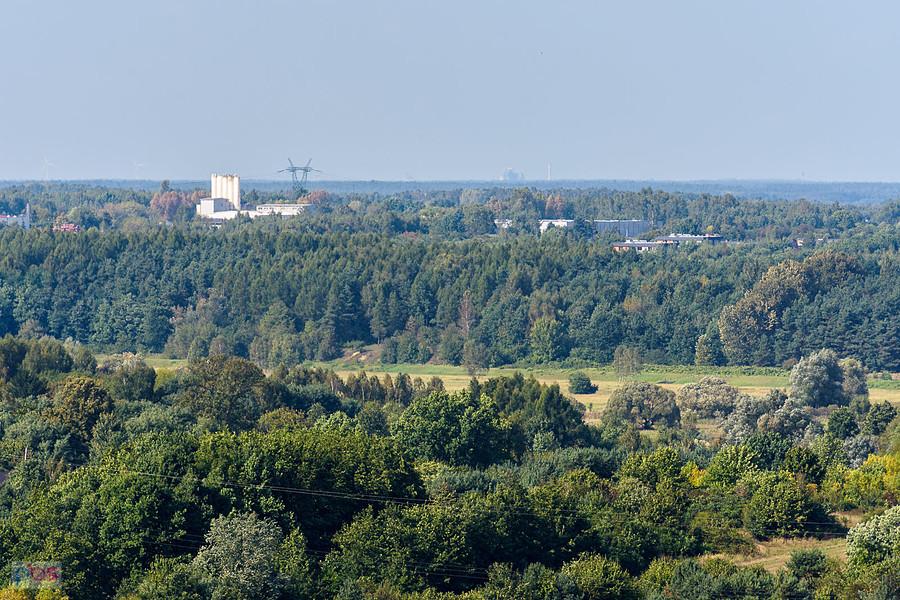 Góra Ossona - widok w kierunku północno-zachodnim - cementownia Rudniki a na horyzoncie cementownia Warta w łódzkim.