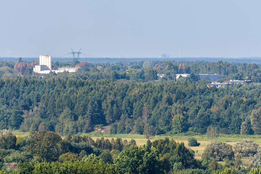 Góra Ossona - widok w kierunku północno-zachodnim - cementownia Rudniki a na horyzoncie cementownia Warta w łódzkim.