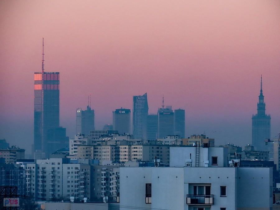 Smog w różowej poświacie zachodzącego słońca