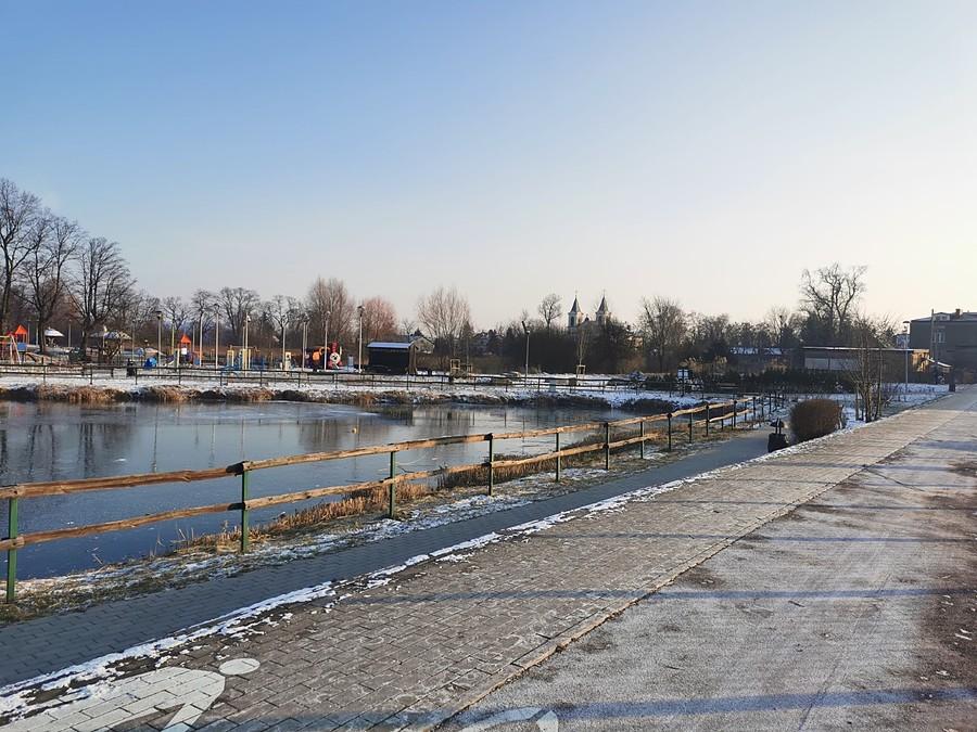 Staw w Borzęcinie z wieżami kościelnymi