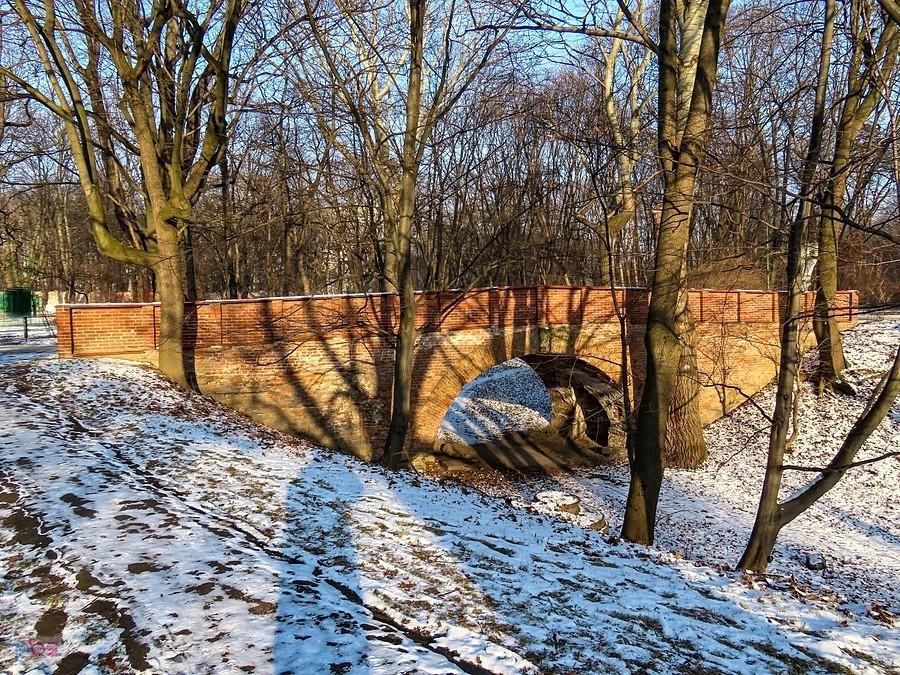 Romantyczny mostek w parku Królikarni