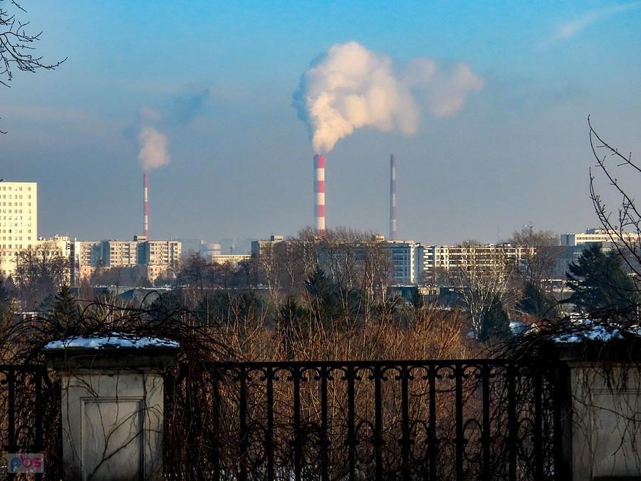 Widok na kominy EC Siekierki z tarasu Królikarni