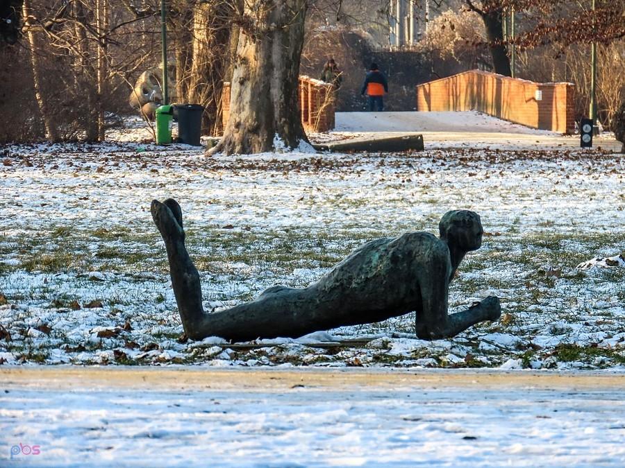 Jedyna rzeźba w Królikarni, która nie została schowana do pokrowca na zimę