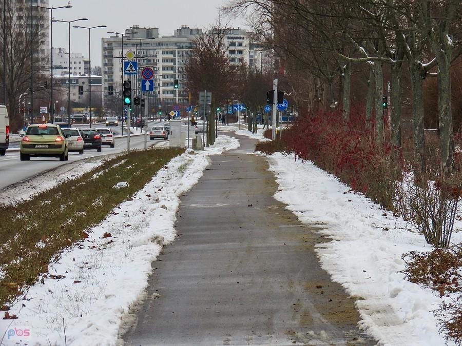 Miejscy urzędnicy posypali DDR w al. KEN piachem z solą !!!