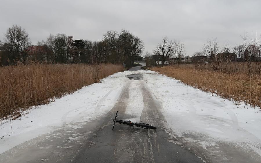 Zalało i zmrożyło szosę między stawami w Grzybnie