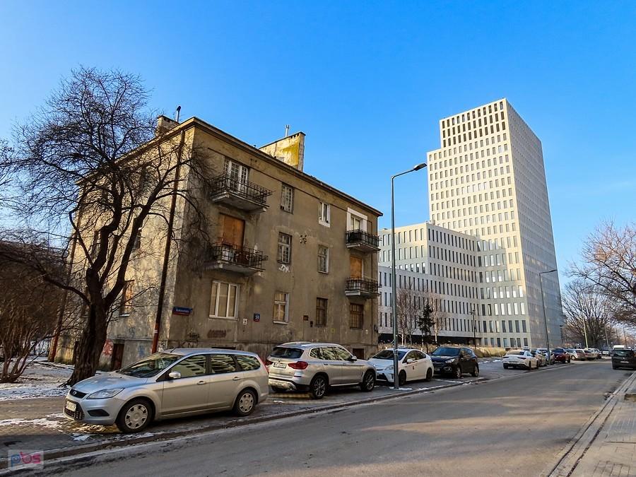Stuletnia kamienica i klocek Transportowego Dozoru Technicznego