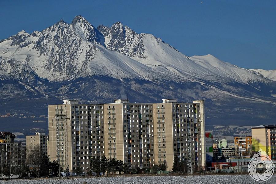 mroźny Poprad z taterami w tle