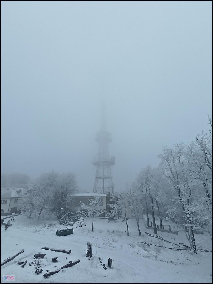 Wieża na Ślęży w chmurze