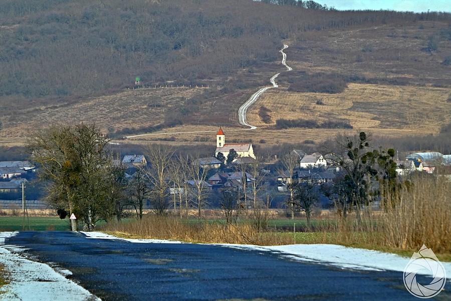 Felsőregmec i jakiś podjazd na grapę za kościołem