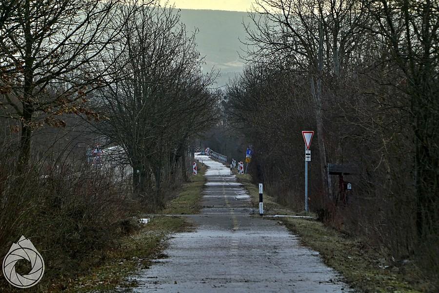 częściowo zawiana ścieżka rowerowa