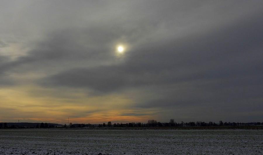 Słońce nad polem udaje, że zachodzi