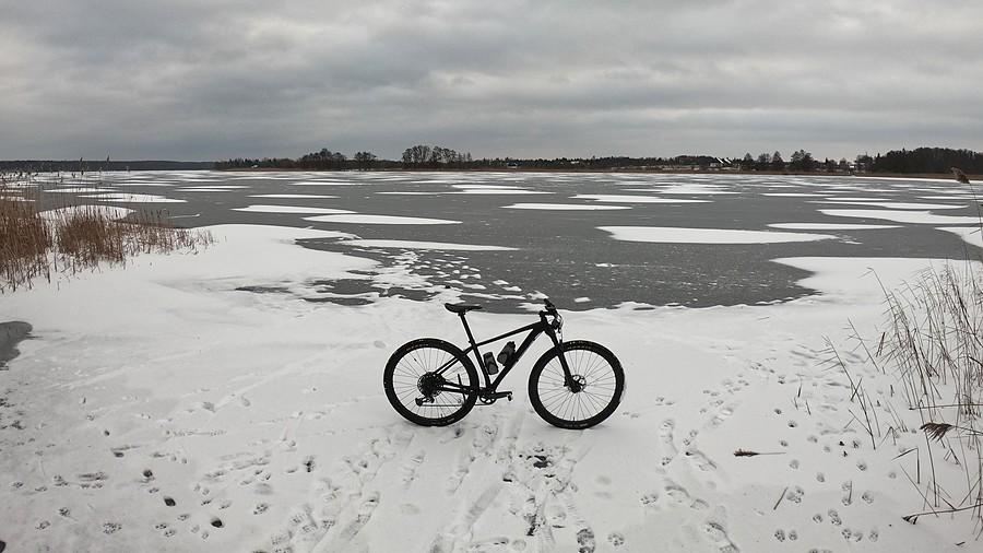 Jezioro Kierskie przymrożone i ze śnieżnymi płatami