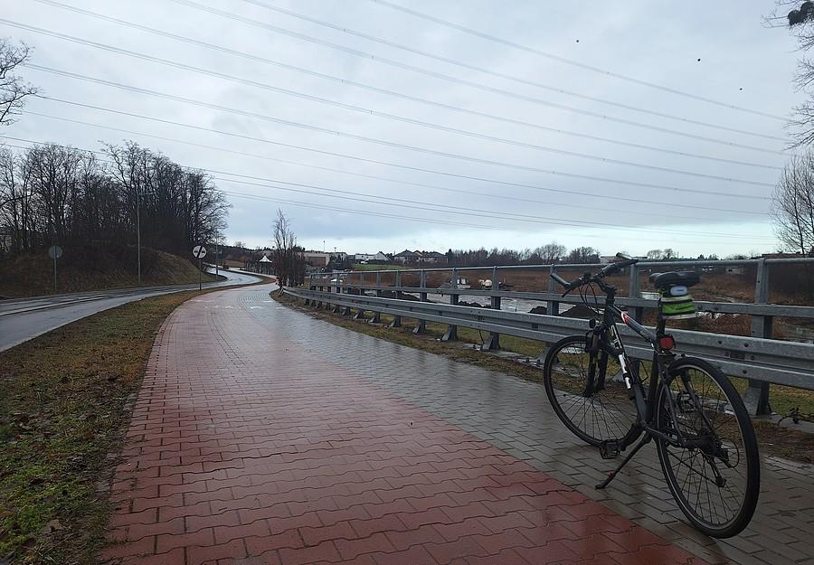Stary rower w deszczu