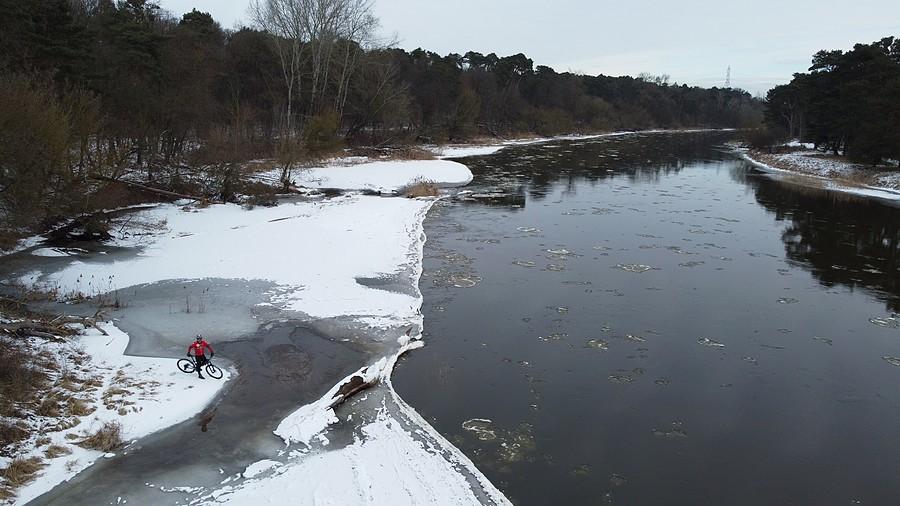 Zimowy klimacik nad Wartą w Puszczykowie (by dron)