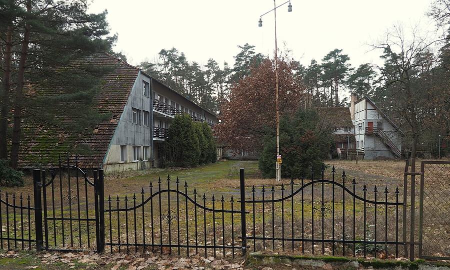 Niszczejący zajazd na Głębokim