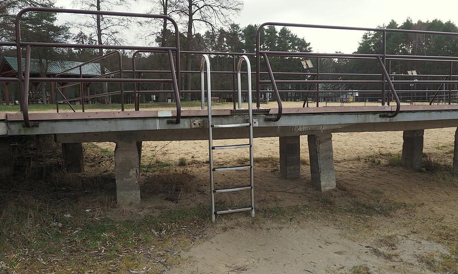 Kiedyś tędy wychodzono na pomost z wody, a dziś z plaży :)